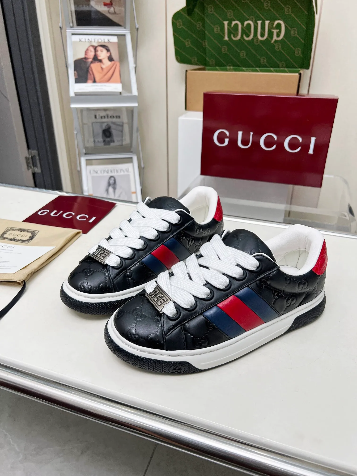 P660 embossed layout ❤️❤️❤️Gucci Gucci's latest Ace series casual sneakers for couples 🌸🌸🌸Original purchase, development and production. Since the advent of Gucci, the Ace series of sneakers has continued the brand narrative, and its ingenuity has made it the main product. The new series presents a distinctive low-top design with unique details to reinterpret the sneaker silhouette. The lace fixation is decorated with an "ACE" metal logo, and the thickened structure delicately creates a stiff shoe shape. 💖💖💖Gucci’s classic red and green striped webbing adds to the charm of the entire design. ☑️Fabric: Original imported first-layer cowhide ☑️Inner lining: Original customized soft cowhide ☑️Bottom thickness: 3CM ☑️Size: Female 35-40 Male 40-45
